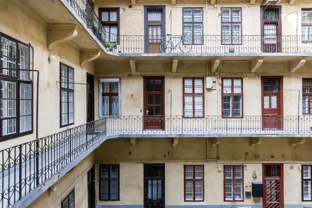 Designer Dream Home In The Ruin Bar District W A/C Будапеща Екстериор снимка