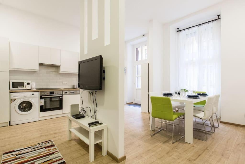 Designer Dream Home In The Ruin Bar District W A/C Будапеща Екстериор снимка