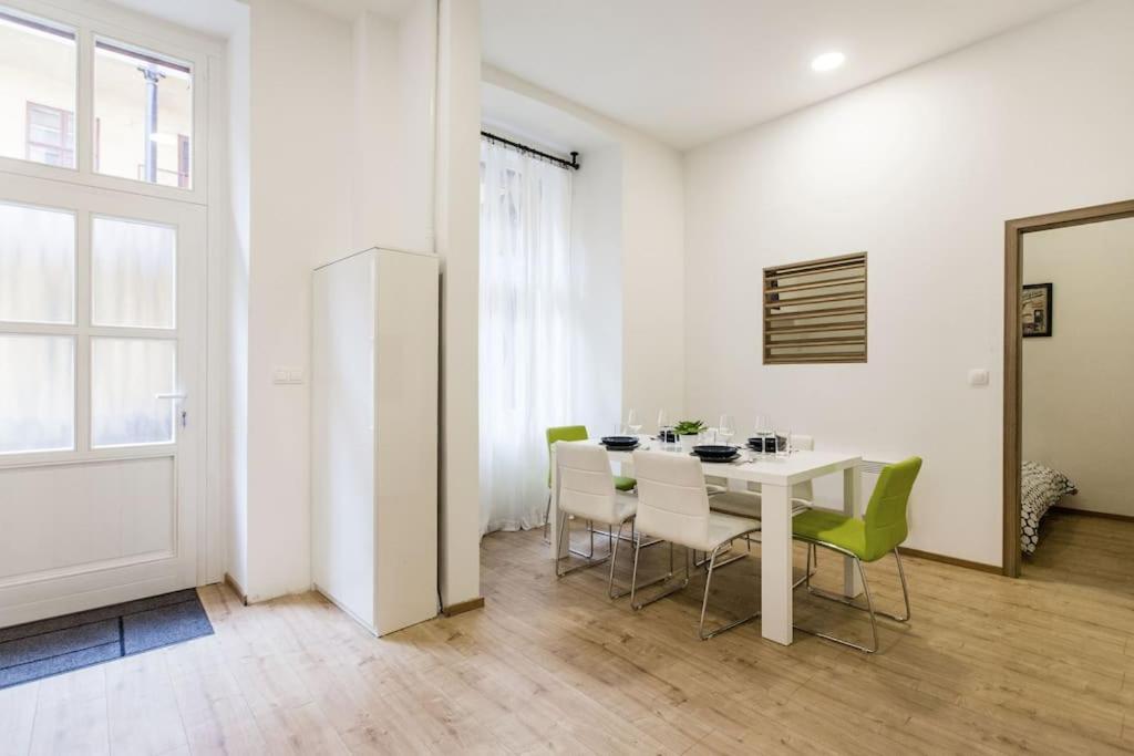 Designer Dream Home In The Ruin Bar District W A/C Будапеща Екстериор снимка